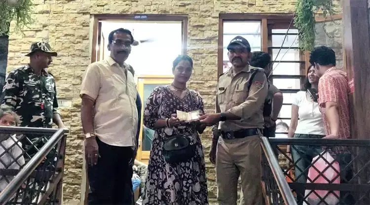 Haridwar: श्रद्धालु का खोया पर्स सकुशल मिला, पुलिस की सराहना Haridwar: श्रद्धालु का खोया पर्स सकुशल मिला, पुलिस की सराहना