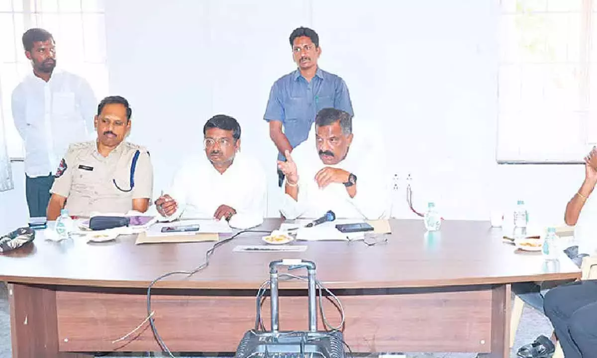 MLA ने नगर निगम कर्मचारियों को लापरवाही के लिए फटकार लगाई; तय समय में कार्रवाई की मांग की MLA ने नगर निगम कर्मचारियों को लापरवाही के लिए फटकार लगाई; तय समय में कार्रवाई की मांग की