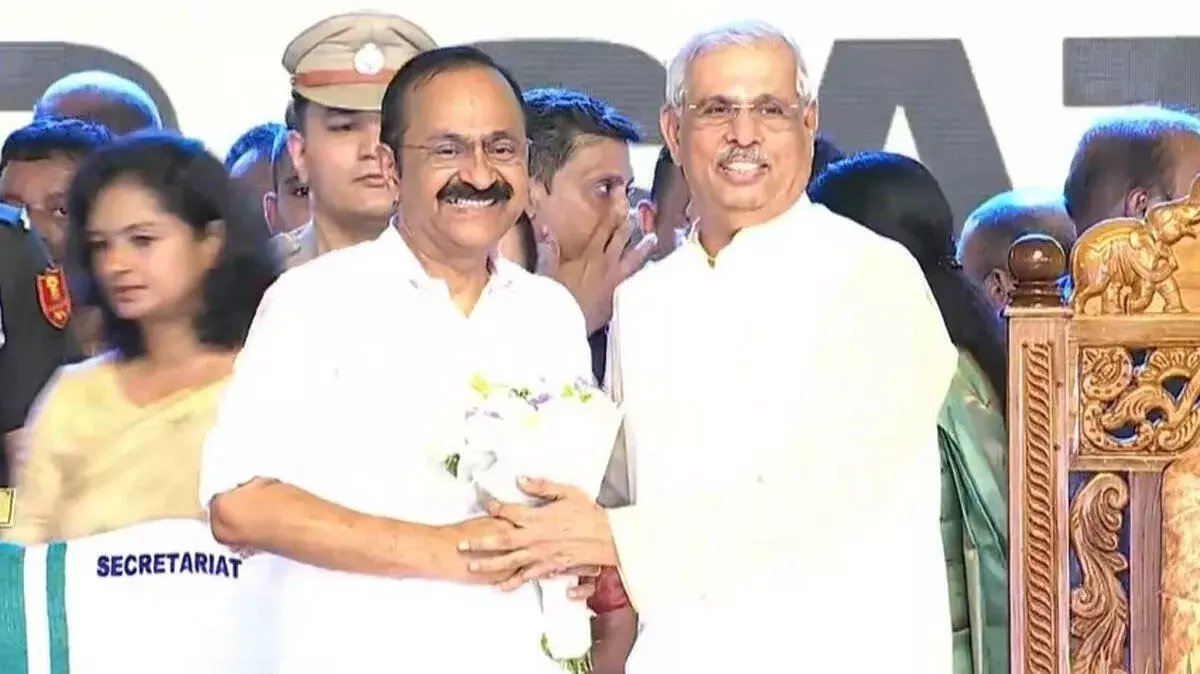 गवर्नर ने अधिकारियों के साथ बैठक बुलाई; सरकार ने नाराजगी जताई गवर्नर ने अधिकारियों के साथ बैठक बुलाई; सरकार ने नाराजगी जताई