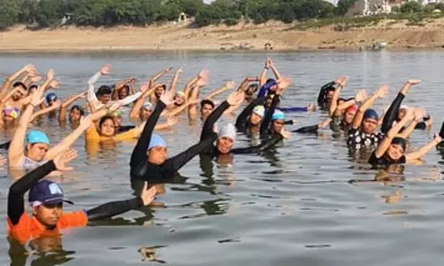 अंतरराष्ट्रीय योग दिवस से पहले प्रयागराज में जल योग, यमुना नदी में तैराकों ने किया अनोखा अभ्यास अंतरराष्ट्रीय योग दिवस से पहले प्रयागराज में जल योग, यमुना नदी में तैराकों ने किया अनोखा अभ्यास