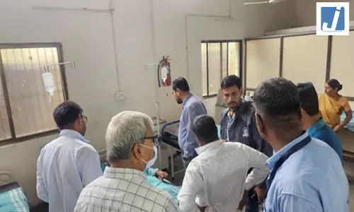 पहाड़ी पर पत्थर गिरने से दो तीर्थयात्रियों की मौत, कई घायल पहाड़ी पर पत्थर गिरने से दो तीर्थयात्रियों की मौत, कई घायल