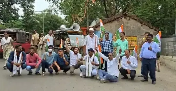 West Burdwan: कांग्रेस ने डीएम के माध्यम से सरकार के खिलाफ उठाई आवाज West Burdwan: कांग्रेस ने डीएम के माध्यम से सरकार के खिलाफ उठाई आवाज