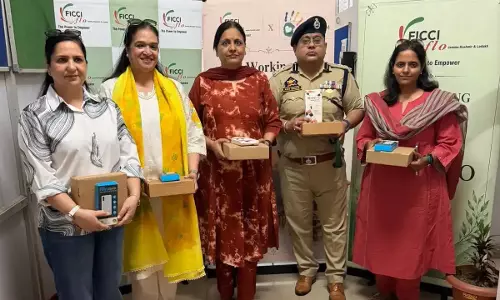 Jammu: ट्रैफिक कर्मियों को सुविधा हेतु पावर बैंक और नेक फैन वितरित Jammu: ट्रैफिक कर्मियों को सुविधा हेतु पावर बैंक और नेक फैन वितरित