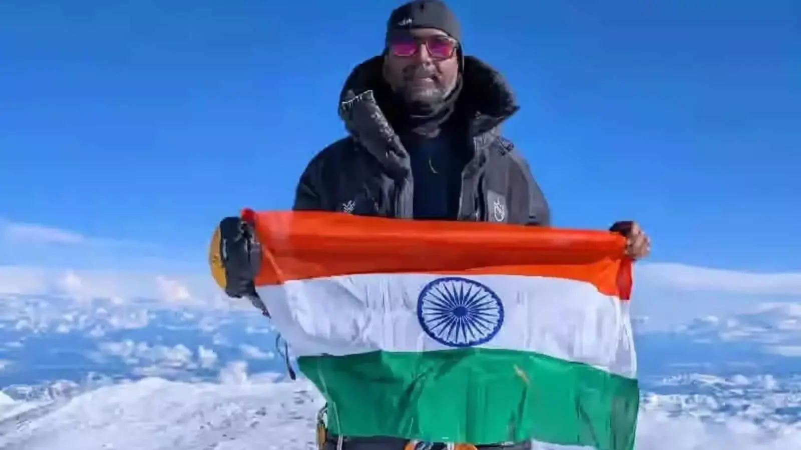 Hyderabad के डॉक्टर ने अमेरिका की सबसे ऊंची चोटी माउंट डेनाली फतह कर रचा इतिहास