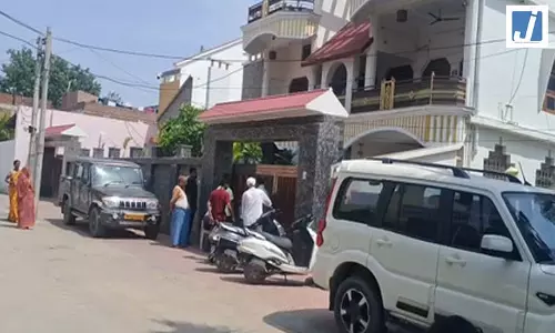 ED की दबिश से मचा हड़कंप, ठेकेदार के घर दस्तावेजों की जांच ED की दबिश से मचा हड़कंप, ठेकेदार के घर दस्तावेजों की जांच