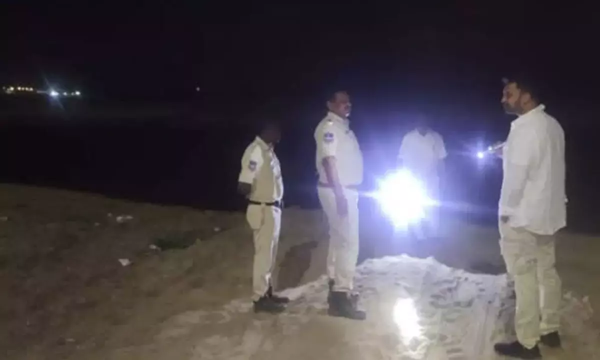 Telangana: भद्राचलम के सब-कलेक्टर ने अवैध रेत खनन के खिलाफ़ औचक निरीक्षण किया Telangana: भद्राचलम के सब-कलेक्टर ने अवैध रेत खनन के खिलाफ़ औचक निरीक्षण किया