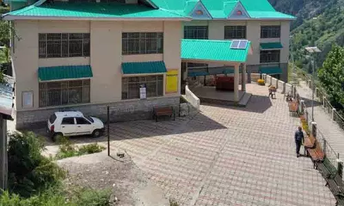 Dharamsala किल्लार कॉलेज में स्ट्रीम खत्म करने पर हंगामा