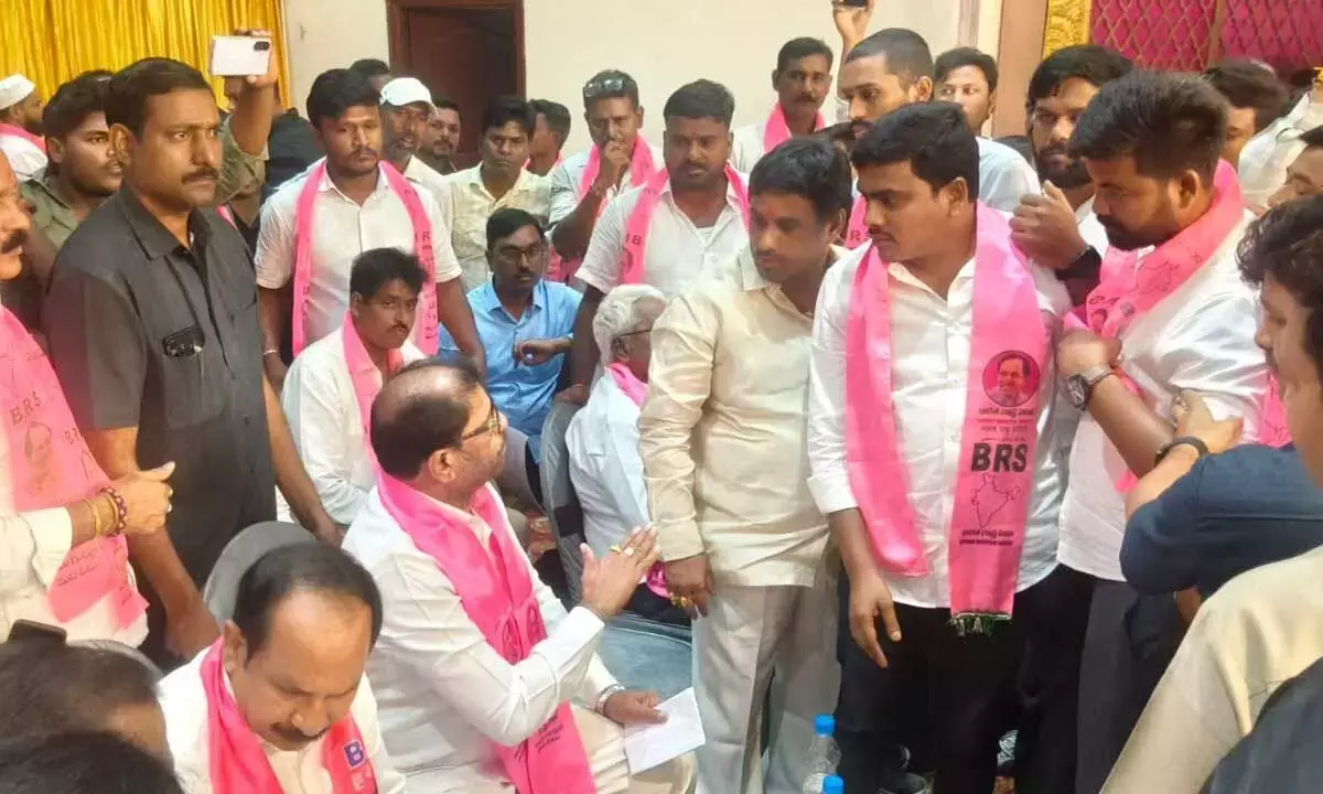 BRS मेंबरशिप ड्राइव घटना: कोठागुडेम में तनाव के बाद पार्टी ने बूथ कोऑर्डिनेटर को सस्पेंड किया BRS मेंबरशिप ड्राइव घटना: कोठागुडेम में तनाव के बाद पार्टी ने बूथ कोऑर्डिनेटर को सस्पेंड किया