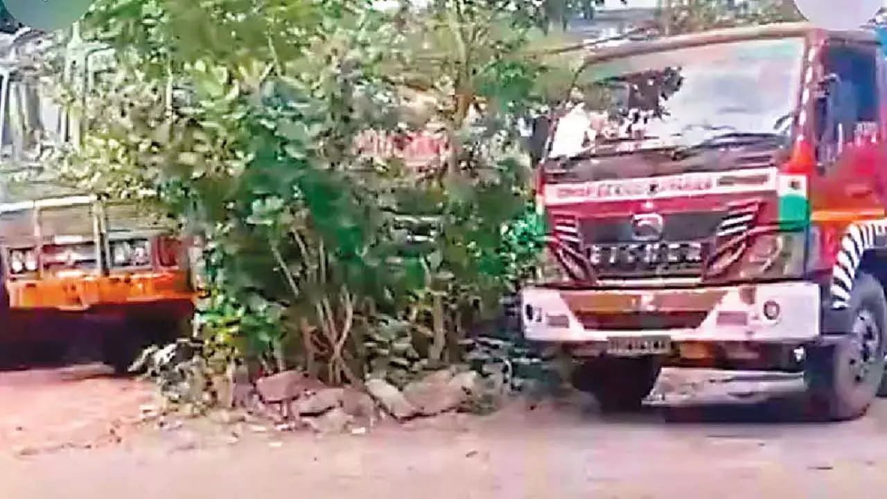 Telangana: गैर-कानूनी तरीके से पानी निकालने से शिवरामपल्ली का भूजल खत्म हो रहा है Telangana: गैर-कानूनी तरीके से पानी निकालने से शिवरामपल्ली का भूजल खत्म हो रहा है