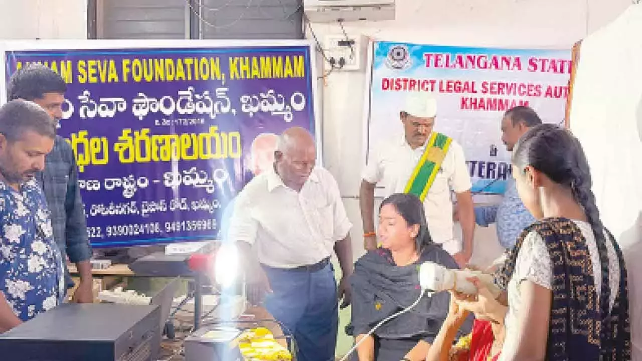 Telangana: बेसहारा और मानसिक रूप से बीमार लोगों के लिए आधार अभियान चलाया गया Telangana: बेसहारा और मानसिक रूप से बीमार लोगों के लिए आधार अभियान चलाया गया