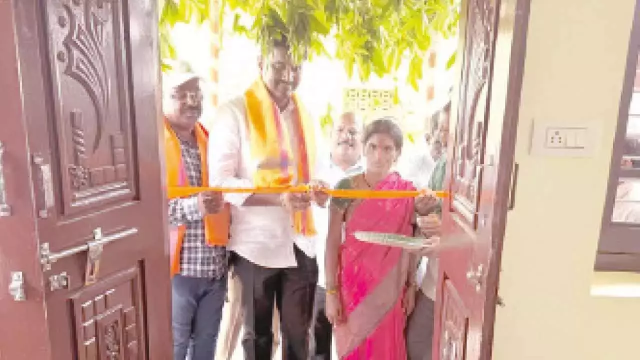 Telangana: MBNR उप महापौर ने इंदिराम्मा गृहप्रवेश में भाग लिया Telangana: MBNR उप महापौर ने इंदिराम्मा गृहप्रवेश में भाग लिया