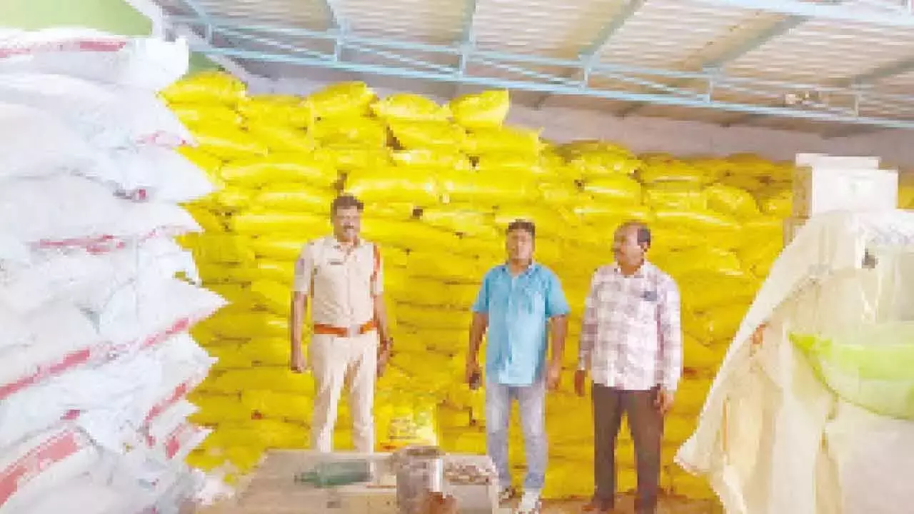 Telangana: अधिकारियों ने खाद की दुकानों का निरीक्षण किया Telangana: अधिकारियों ने खाद की दुकानों का निरीक्षण किया