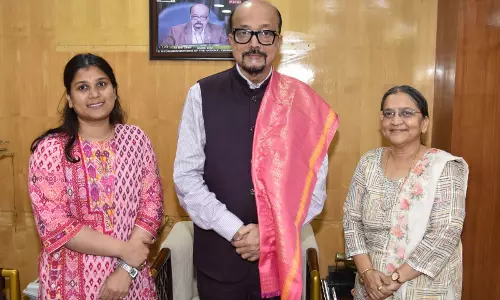 राज्यपाल डेका से सुप्रीम कोर्ट में छत्तीसगढ़ की स्टैंडिंग काउंसिल जैन ने की भेंट