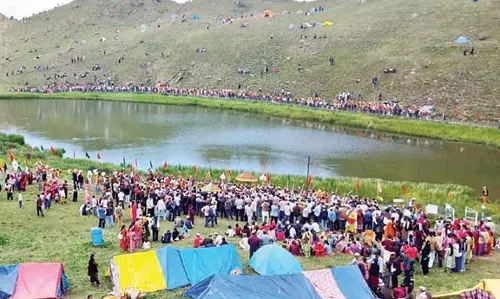 देवस्थल बना पार्टी स्पॉट, मंदिर के पास शराब की बोतलों के ढेर देवस्थल बना पार्टी स्पॉट, मंदिर के पास शराब की बोतलों के ढेर
