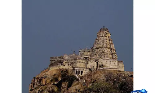 Karnataka: मेलुकोटे मंदिर की हुंडी से चोरी के मामले में मुख्य पुजारी समेत छह लोग सस्पेंड किए गए Karnataka: मेलुकोटे मंदिर की हुंडी से चोरी के मामले में मुख्य पुजारी समेत छह लोग सस्पेंड किए गए