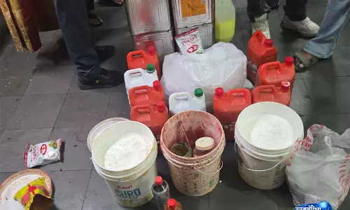 Hyderabad में अवैध फूड गोदाम पर छापा, 110 किलो मिलावटी सामान जब्त Hyderabad में अवैध फूड गोदाम पर छापा, 110 किलो मिलावटी सामान जब्त