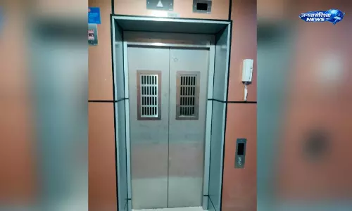 Kerala : कुम्बाला रेलवे स्टेशन की लिफ्ट बनी परेशानी, बिजली समस्या से संचालन रुका Kerala : कुम्बाला रेलवे स्टेशन की लिफ्ट बनी परेशानी, बिजली समस्या से संचालन रुका