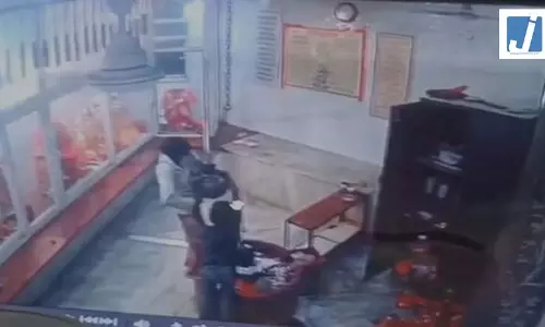 सोसाइटी के मंदिर में चोरी, धार्मिक सामग्री लेकर फरार हुए चोर सोसाइटी के मंदिर में चोरी, धार्मिक सामग्री लेकर फरार हुए चोर