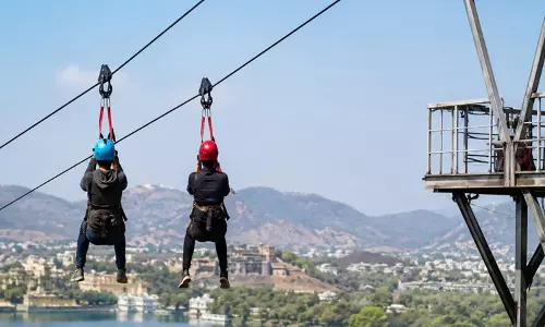 Udaipur में जिप-लाइन पर हवा में फंसे दो पर्यटकों को सुरक्षित बचाया Udaipur में जिप-लाइन पर हवा में फंसे दो पर्यटकों को सुरक्षित बचाया