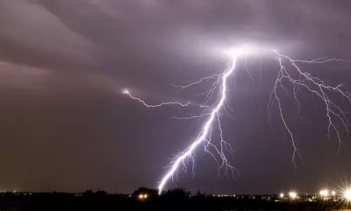 Kolkata: कोलकाता में मौसम का कहर, आकाशीय बिजली से हादसा Kolkata: कोलकाता में मौसम का कहर, आकाशीय बिजली से हादसा