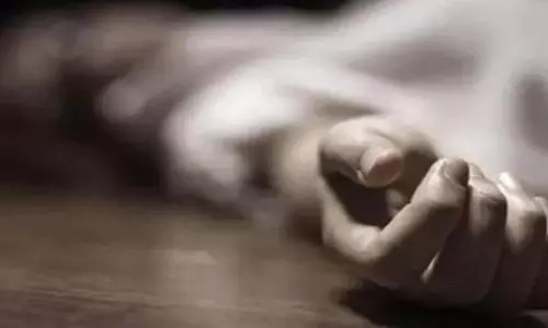 UP : खेसरहा ब्लॉक परिसर में बुजुर्ग का शव पेड़ से लटका मिला, पुलिस जांच में जुटी