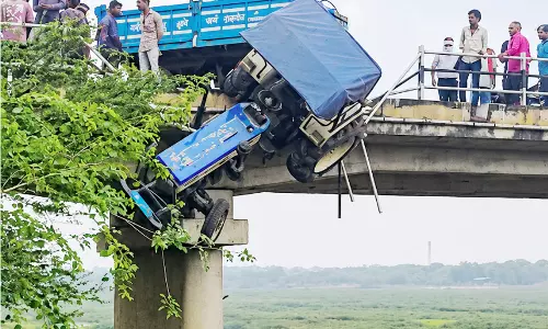 पुल पर लटका ट्रैक्टर, नवापारा-मगरलोड रोड में हादसा पुल पर लटका ट्रैक्टर, नवापारा-मगरलोड रोड में हादसा