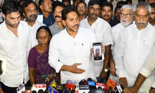 Jaganmohan Reddy ने विजयवाड़ा में हिरासत में हुई मौत की CBI जांच की मांग की Jaganmohan Reddy ने विजयवाड़ा में हिरासत में हुई मौत की CBI जांच की मांग की