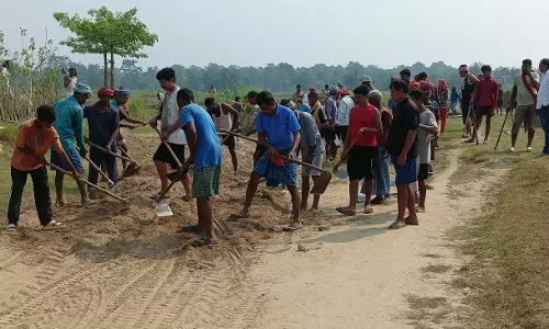 Gumla: प्रशासन की लापरवाही पर भड़के ग्रामीण