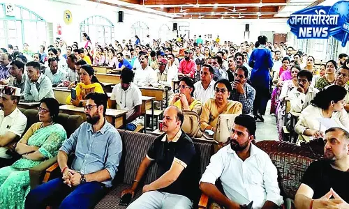 स्कूलों में छात्रों को बैठने के लिए फर्नीचर तक नहीं स्कूलों में छात्रों को बैठने के लिए फर्नीचर तक नहीं
