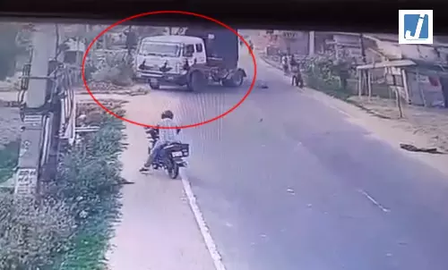 सड़क पर अचानक आया बच्चा, ड्राइवर ने मोड़ा ट्रक, फिर...LIVE वीडियो सड़क पर अचानक आया बच्चा, ड्राइवर ने मोड़ा ट्रक, फिर...LIVE वीडियो