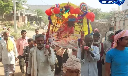 सिंदूरदान के दौरान परिजनों ने बेटी की अर्थी निकाली सिंदूरदान के दौरान परिजनों ने बेटी की अर्थी निकाली