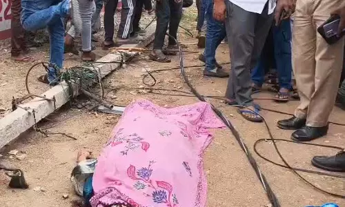CG: बिजली खंभा से गिरने से आंगनबाड़ी कार्यकर्ता की दर्दनाक मौत CG: बिजली खंभा से गिरने से आंगनबाड़ी कार्यकर्ता की दर्दनाक मौत