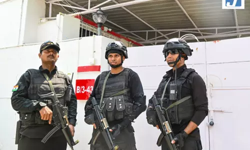 बिहार सतर्कता विभाग ने पटना में दो निलंबित आईएएस अधिकारियों के घरों पर छापा मारा बिहार सतर्कता विभाग ने पटना में दो निलंबित आईएएस अधिकारियों के घरों पर छापा मारा