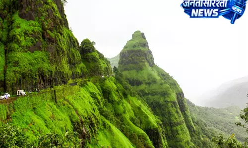 मॉनसून ट्रैवल: प्राकृतिक नजारों से भरपूर ट्रेकिंग रूट्स मॉनसून ट्रैवल: प्राकृतिक नजारों से भरपूर ट्रेकिंग रूट्स