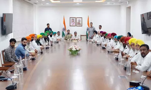 पंजाब: SKM ने किसानों के मुद्दों पर पंजाब के राज्यपाल को ज्ञापन सौंपा पंजाब: SKM ने किसानों के मुद्दों पर पंजाब के राज्यपाल को ज्ञापन सौंपा