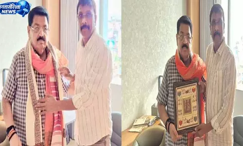 हरेलाल महतो की परिमल नाथवानी से मुलाकात हरेलाल महतो की परिमल नाथवानी से मुलाकात