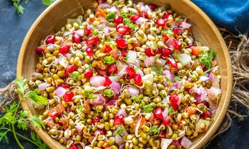 Sprouts (अंकुरित अनाज) रेसिपी: सेहत से भरपूर आसान डिश Sprouts (अंकुरित अनाज) रेसिपी: सेहत से भरपूर आसान डिश