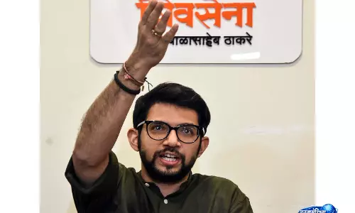शिवसेना UBT विभाजन के बीच आदित्य ठाकरे का हमला, कहा—“गंदी राजनीति”