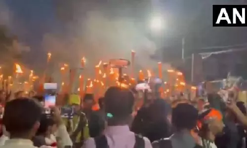 Dhaka में बांग्लादेश हिंदू समुदाय का टॉर्च मार्च, ‘जय श्री राम’ के नारे लगाए Dhaka में बांग्लादेश हिंदू समुदाय का टॉर्च मार्च, ‘जय श्री राम’ के नारे लगाए