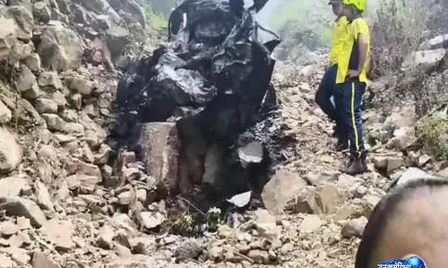 Uttarakhand: बाराकोट में वाहन खाई में गिरा, आग लगने से 5 की मौत Uttarakhand: बाराकोट में वाहन खाई में गिरा, आग लगने से 5 की मौत