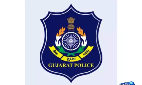 Surat पुलिस ने साइबर ब्लैकमेलिंग के जाल से महिला को बचाया, आरोपी को किया गिरफ्तार Surat पुलिस ने साइबर ब्लैकमेलिंग के जाल से महिला को बचाया, आरोपी को किया गिरफ्तार