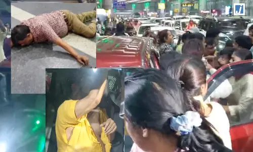 एयरपोर्ट पर TMC और BJP कार्यकर्ताओं में झड़प एयरपोर्ट पर TMC और BJP कार्यकर्ताओं में झड़प