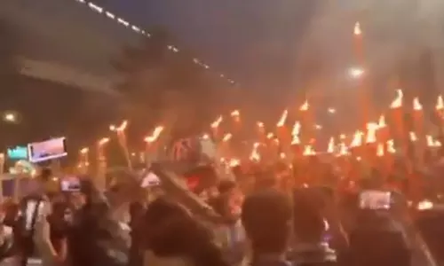 बांग्लादेश में सड़कों पर उतरे हिंदू छात्र, मशाल जुलूस में गूंजे नारे बांग्लादेश में सड़कों पर उतरे हिंदू छात्र, मशाल जुलूस में गूंजे नारे