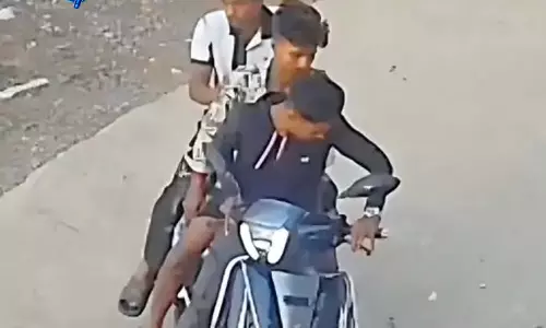 लोको पायलट की पत्नी से चेन लूट, घर के बाहर झाड़ू लगाते समय स्कूटी सवार बदमाश फरार लोको पायलट की पत्नी से चेन लूट, घर के बाहर झाड़ू लगाते समय स्कूटी सवार बदमाश फरार