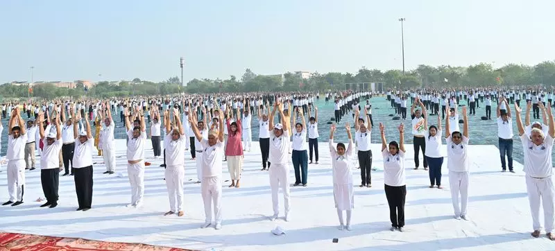 Haryana: रोहतक यूनिवर्सिटी में इंटरनेशनल योग डे के कार्यक्रम में 5,000 लोग शामिल