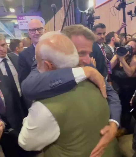 राष्ट्रपति मैक्रों ने पीएम मोदी को गले लगाकर दी विदाई, फरवरी में भारत आने का किया वादा राष्ट्रपति मैक्रों ने पीएम मोदी को गले लगाकर दी विदाई, फरवरी में भारत आने का किया वादा