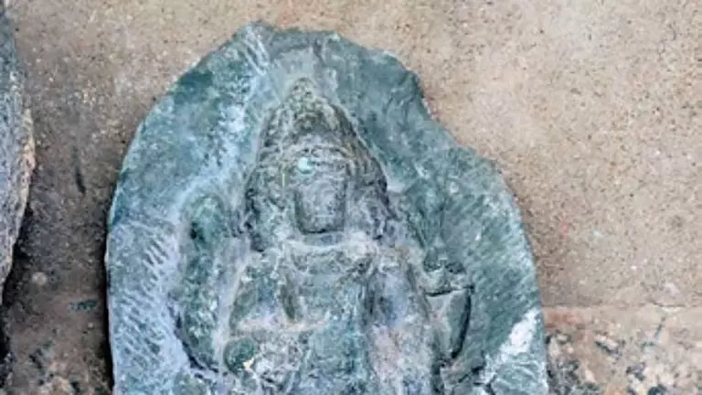 Gadag : बेटागेरी में मिली तीन चेहरों वाले सूर्य देव की दुर्लभ मूर्ति, शोधकर्ताओं में उत्सुकता Gadag : बेटागेरी में मिली तीन चेहरों वाले सूर्य देव की दुर्लभ मूर्ति, शोधकर्ताओं में उत्सुकता