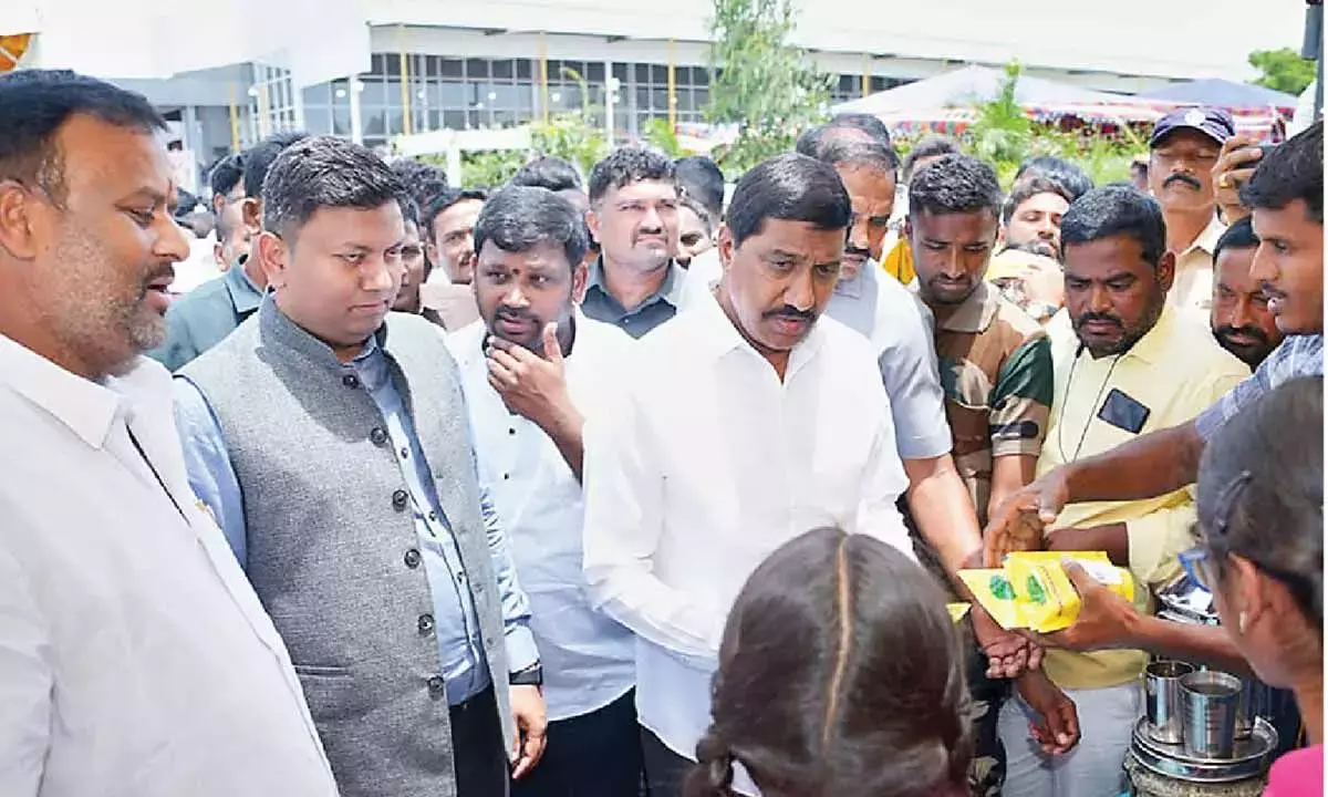 Andhra: R&B मंत्री का कहना है कि जल संरक्षण के मामले में ‘जलधारा’ राज्य के लिए एक मॉडल है Andhra: R&B मंत्री का कहना है कि जल संरक्षण के मामले में ‘जलधारा’ राज्य के लिए एक मॉडल है