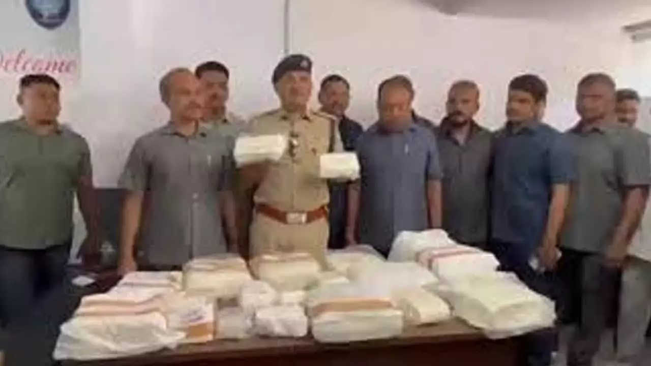 Telangana: पुलिस ने पनीर में मिलावट के खिलाफ कार्रवाई की Telangana: पुलिस ने पनीर में मिलावट के खिलाफ कार्रवाई की