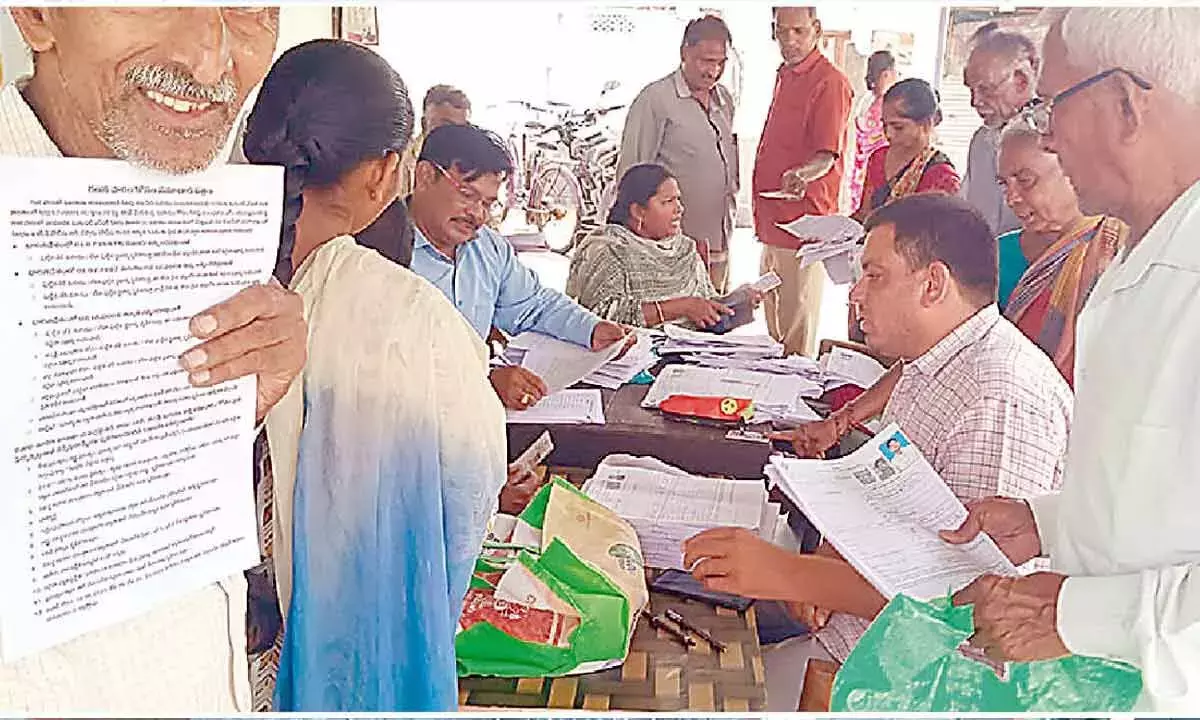 Andhra: निवासियों ने BLO के ‘पार्टी ऑफिस’ डेस्क पर कार्रवाई की मांग की Andhra: निवासियों ने BLO के ‘पार्टी ऑफिस’ डेस्क पर कार्रवाई की मांग की